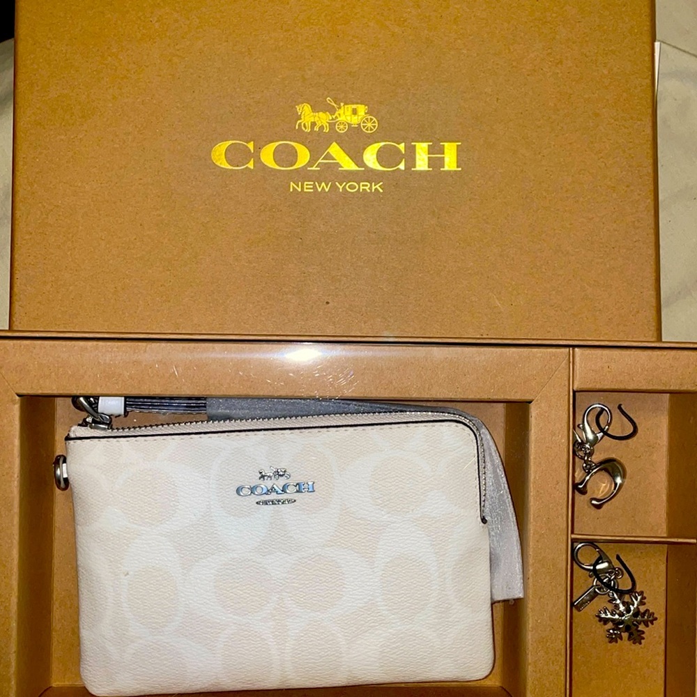 COACH®,BOXED CORNER ZIP WRISTLET IN SIGNATURE CANVAS,Coated Canvas, chalk, new
